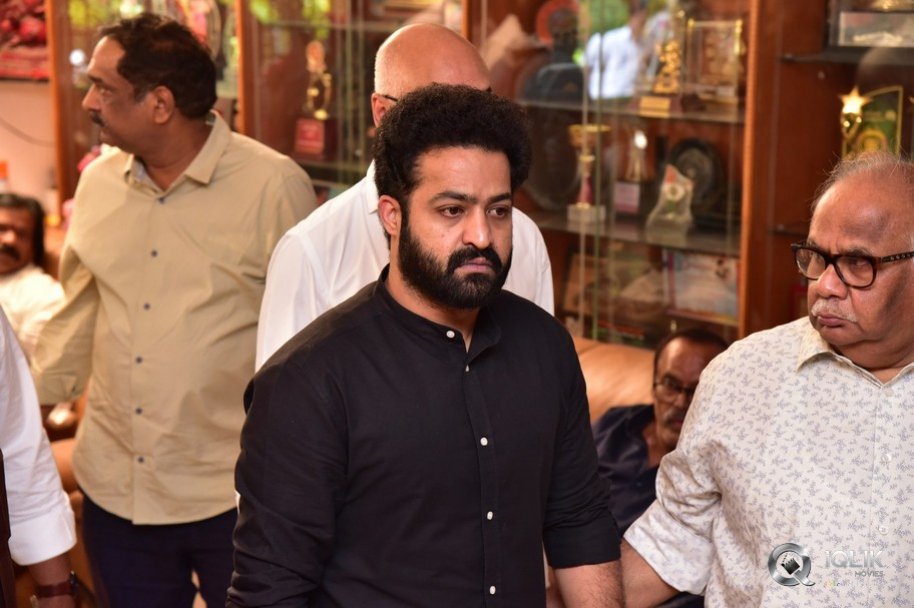 Celebrities-pay-homage-to-superstar-Krishna